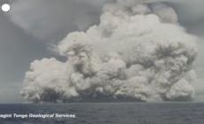 Eruzione vulcanica a Tonga, l'enorme nuvola di cenere copre l'isola