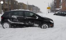 Canada, una tempesta di neve a Toronto fa chiudere scuole e centri per vaccini