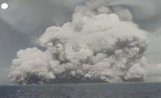 Tonga isolata dal mondo, allarme per una nuova eruzione