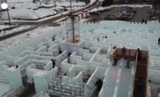 Minnesota, il ghiaccio diventa un parco giochi con labirinto e scivoli - Video