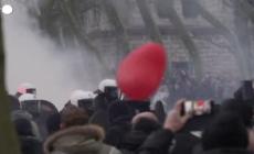 Scontri no vax a Bruxelles, la polizia usa lacrimogeni e idranti contro i manifestanti