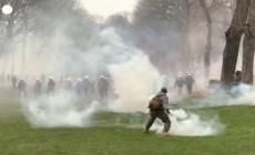 Bruxelles, proteste contro restrizioni anti-Covid: scontri con la polizia e assalto a sedi Ue