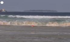 Tonga, le onde dello tsunami si abbattono sulla costa con un boato