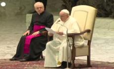 Vaticano, Papa: "I genitori non condannino i figli gay"