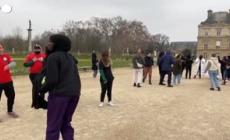 Parigi, calciatrici sfidano il divieto di indossare l'hijab nelle competizioni