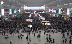 Cina, Capodanno: folla alla stazione ferroviaria di Shanghai