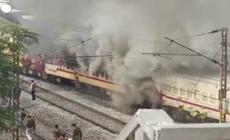 India, manifestanti danno fuoco alle carrozze di un treno