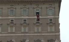Il Papa ai genitori: "Non condannate i figli gay"