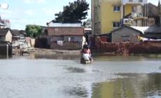 Tempesta tropicale in Madagascar: case distrutte, ci si muove in canoa
