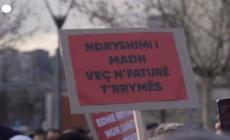 Kosovo, i cittadini protestano contro l'aumento dei prezzi dell'energia: scontri con la polizia