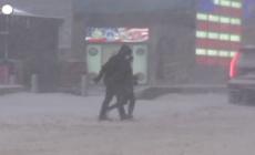 La bufera di neve colpisce anche New York: le immagini di Times Square imbiancata