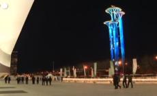 Pechino 2022, la Torre olimpica si illumina