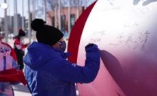Pechino 2022, gli atleti firmano il murale della tregua olimpica "Luce della pace"