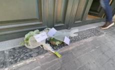 Uccisa nel Napoletano: fiori bianchi dinanzi portone vittima