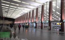 Vietato dare cibo ai senza tetto nella stazione Termini, volontari identificati