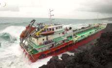 Le Mauritius colpite dal ciclone: la petroliera si arena sulla costa