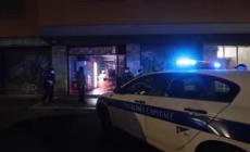 Roma, la polizia controlla la chiusura alle 22 dei minimarket del centro