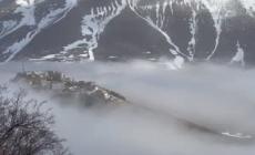 Castelluccio di Norcia immersa in mare nebbia Pian Grande