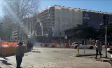 Forte vento a Milano, si stacca anche una parte della copertura della Stazione Centrale - Video