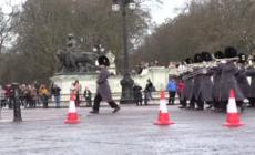 Buckingham Palace, il cambio della guardia nel giorno del Giubileo di platino