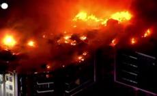 Stati Uniti, a fuoco un edificio residenziale in costruzione