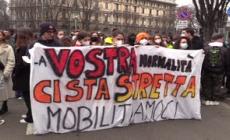 Milano, manifestazione degli studenti: forze dell'ordine in piazza con le bodycam