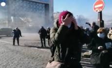 Parigi, anche i gilet gialli alla protesta contro le restrizioni anti-Covid