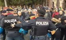 Roma, i no vax a piazza Venezia: "Presidio permanente, dormiremo qui"