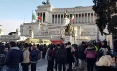 Raduno no vax a Roma: resta presidio, piantate tende a Piazza Venezia