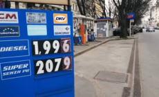 Caro benzina, prezzi alle stelle a Milano: carburante sopra i 2 euro al litro