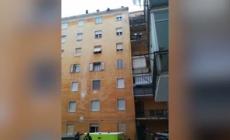 Cecina, donna minaccia di gettarsi nel vuoto: salvata dalla polizia