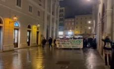 Green pass, i no vax a Trieste occupano il lungomare della citta'