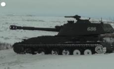 I militari russi si esercitano, i carri armati sparano contro finti bersagli