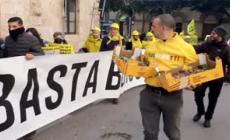 Falsh mob con lumache a Cagliari davanti alla sede ente pagatore