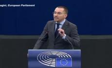 L'eurodeputato bulgaro Dzhambazki finisce l'intervento e fa il saluto nazista