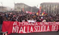 Scuola-lavoro, in migliaia a Torino: bruciati i simboli di Confindustria