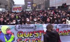 Scuola, a Milano fumogeni in piazza Affari e insulti al ministro Bianchi