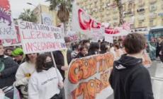 Scuola, studenti in piazza a Napoli: "Non si puo' morire studiando"