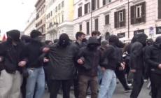 Scuola: Roma, studenti lanciano uova contro la polizia