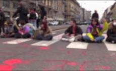 Scuola: Milano, studenti seduti per terra bloccano il traffico