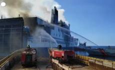 Traghetto incendiato: le operazioni di spegnimento