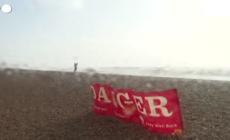 Tempesta Eunice, i frequentatori della spiaggia di Brighton sfidano il maltempo