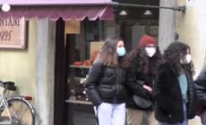 Covid, restano mascherine al chiuso e green pass