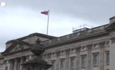 Gran Bretagna, sudditi in ansia per la Regina positiva al Covid