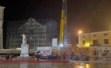 Norcia, montata la gru per il cantiere della Basilica