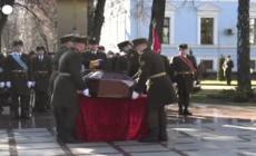 Ucraina, l'ultimo saluto al soldato ucciso nel Donbass