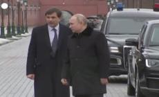 Mosca, Putin depone una corona di fiori sulla tomba del Milite ignoto