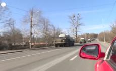 Un convoglio militare ucraino a Chuguev dopo l'inizio dell'invasione russa
