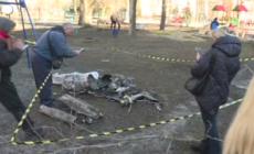 Ucraina, a Kharkiv i cittadini osservano i resti di un missile