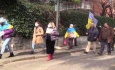 Ucraina, manifestazione a Milano: cartelli e bandiere davanti al consolato russo